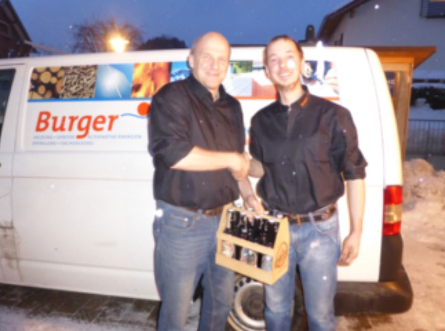 Von links nach rechts: Inhaber Dietmar Burger gratuliert  Daniel Frey zu seinem 15-Jährigem.